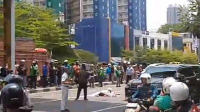 Kecelakaan melibatkan truk boks dan pemotor di Jalan Ahmad Yani, Bekasi Selatan, Kota Bekasi.