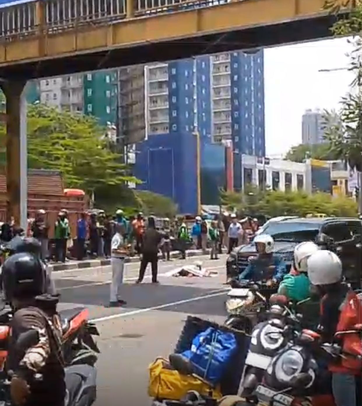 Kecelakaan melibatkan truk boks dan pemotor di Jalan Ahmad Yani, Bekasi Selatan, Kota Bekasi.