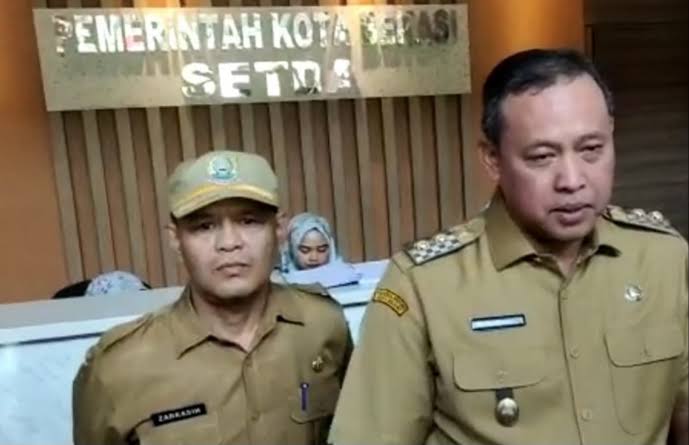 Ahmad Zarkasih Kadispora 2023 bersama dengan Tri Adhianto saat menjabat Plt Wali Kota Bekasi. Foto: Ist