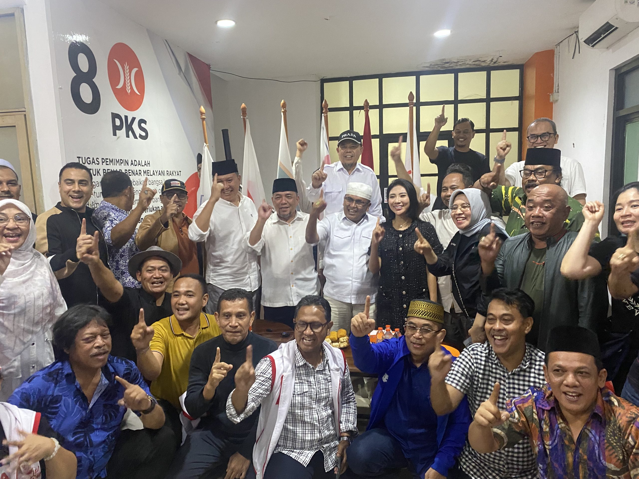 Paslon Heri Koswara - Sholihijn klaim kemenangan di Pilkada Kota Bekasi 2024.