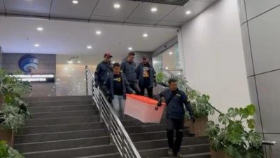 Direktorat Reserse Kriminal Umum Polda Metro Jaya menyita sejumlah barang bukti saat melakukan penggeledahan di Kantor Kementerian Komunikasi dan Digital (Komdigi), Jumat (1/11/2024). Penggeledahan itu dilakukan terkait kasus dugaan penyalahgunaan wewenang pemblokiran situs judi online (judol). Kasus tersebut melibatkan oknum pegawai dan staf ahli di Kementerian Komunikasi dan Digital. Foto: Wartakota