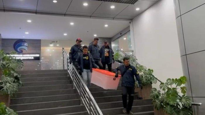 Direktorat Reserse Kriminal Umum Polda Metro Jaya menyita sejumlah barang bukti saat melakukan penggeledahan di Kantor Kementerian Komunikasi dan Digital (Komdigi), Jumat (1/11/2024). Penggeledahan itu dilakukan terkait kasus dugaan penyalahgunaan wewenang pemblokiran situs judi online (judol). Kasus tersebut melibatkan oknum pegawai dan staf ahli di Kementerian Komunikasi dan Digital. Foto: Wartakota