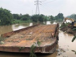 Kapal Tongkang Hanyut di Kali Bekasi, Tersangkut di Jembatan Kali CBL