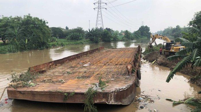 Kapal Tongkang Hanyut di Kali Bekasi dan Tersangkut di Kali CBL