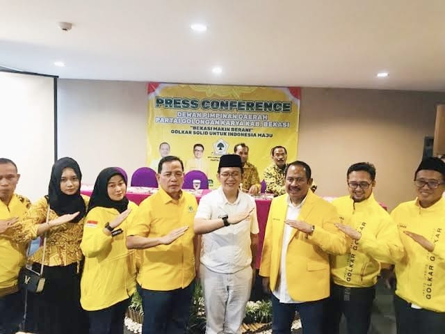 Ketua DPD Partai Golkar Kabupaten Bekasi Ahmad Marjuki bersama Calon Bupati Bekasi Dani Ramdan