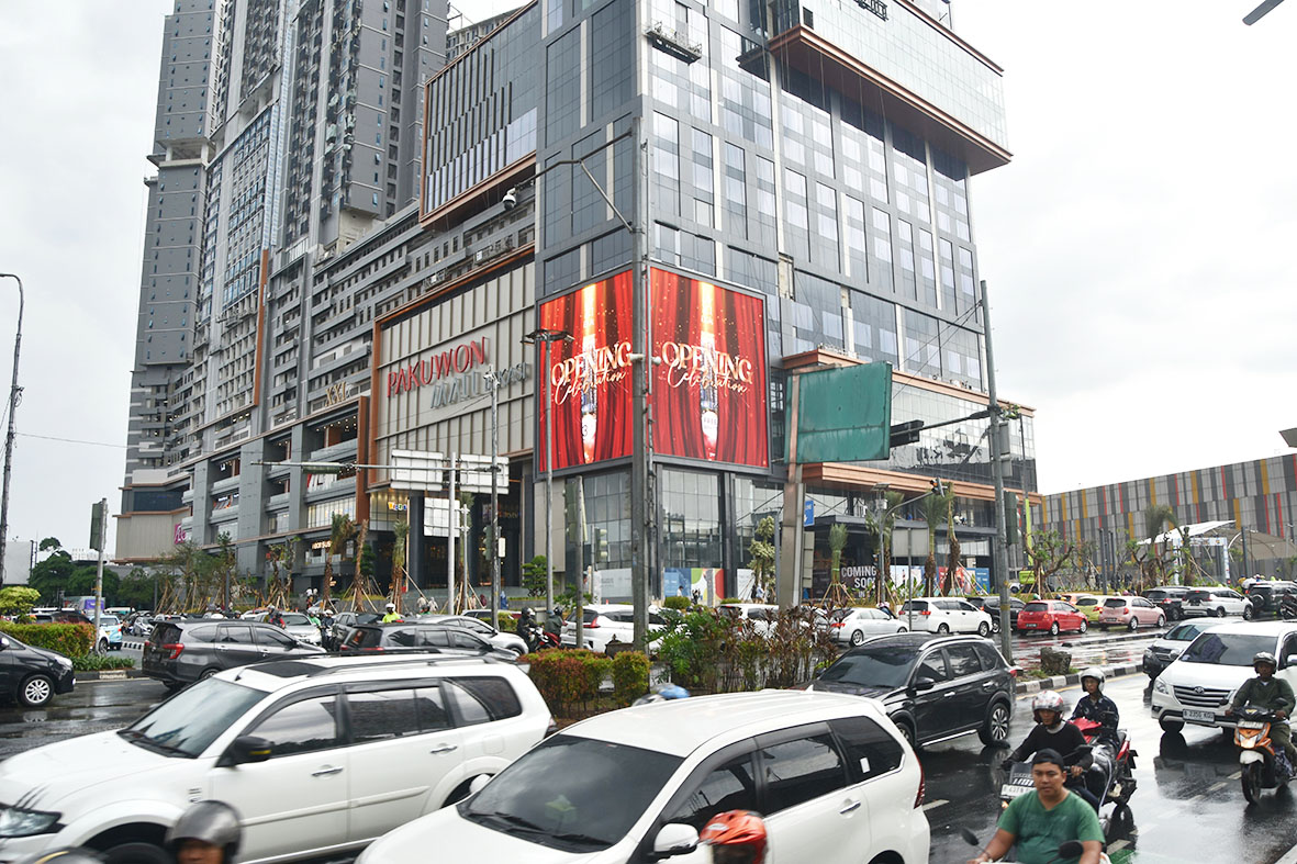 Suasana di depan Pakuwon Mall Bekasi. Foto: Radar Bekasi