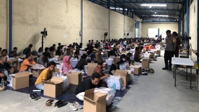 Pelipatan Surat Suara di Gudang Logistik KPU Kota Bekasi
