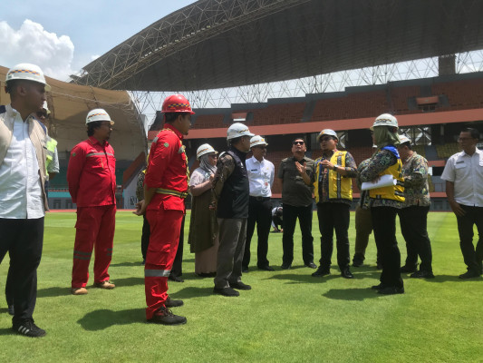 Perwakilan Kemenko PMK bersama PUPR dan Dispora Kabupaten Bekasi meninjau Stadion Wibawamukti