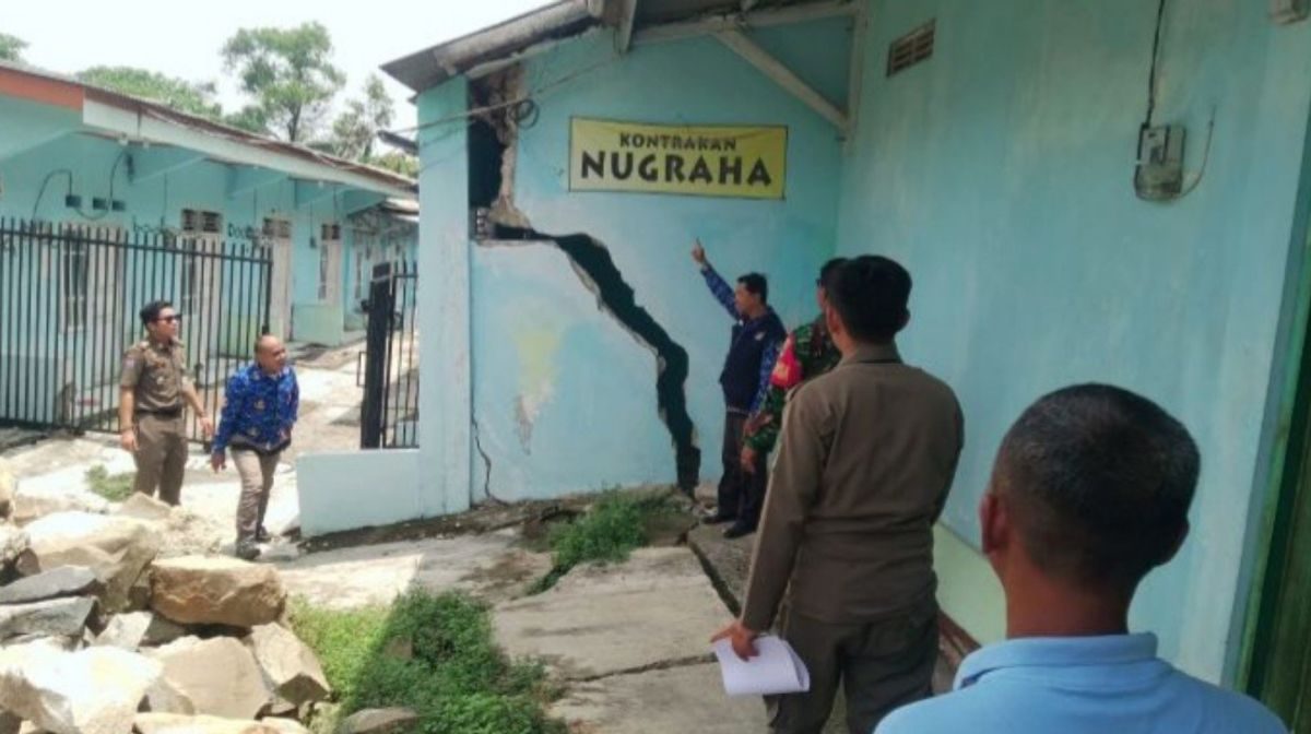 Petugas Disperkimtan Kabupaten Bekasi melakukan pendataan rumah terdampak longsor