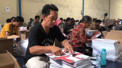 Petugas sortir lipat surat suara di gudang KPU Kota Bekasi