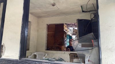 Kaca pos ronda di Kampung Caman dirusak sekelompok pemuda yang gagal tawuran. Foto: Ist