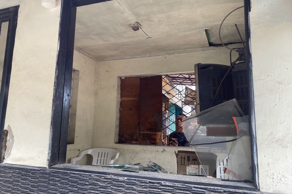 Kaca pos ronda di Kampung Caman dirusak sekelompok pemuda yang gagal tawuran. Foto: Ist