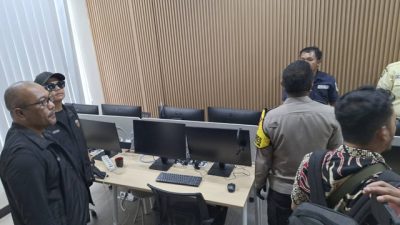 Ruko yang dijadikan kantor satelit di Rose Garden, Kota Bekasi, saat digeledah pada Jumat (1/11). Foto: Rachmadi Rasyad/kumparan