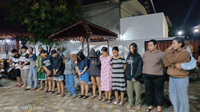 Sejumlah muda mudi digerebek aparat terkait prostitusi online di sebuah kontrakan di Cikarang