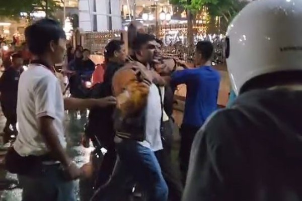 Tangkapan Layar dua pria mengamuk dipengaruhi alkohol