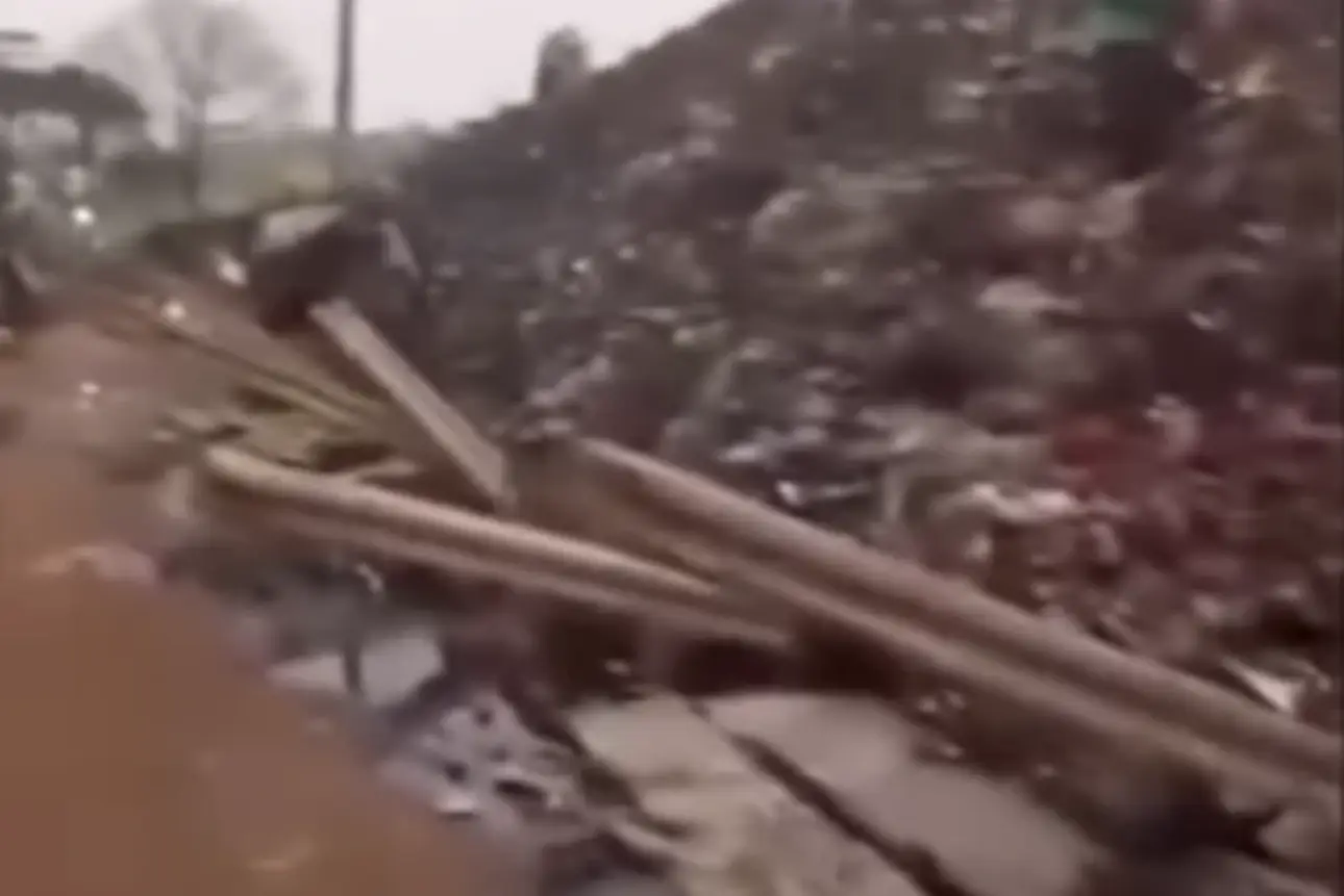 Tangkapan Layar tumpukan sampah di TPA Burangkeng yang Longsor
