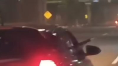 Tangkapan layar aksi koboi pengemudi Yaris di Tol Japek todongkan pistol