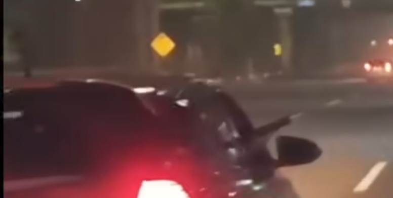 Tangkapan layar aksi koboi pengemudi Yaris di Tol Japek todongkan pistol