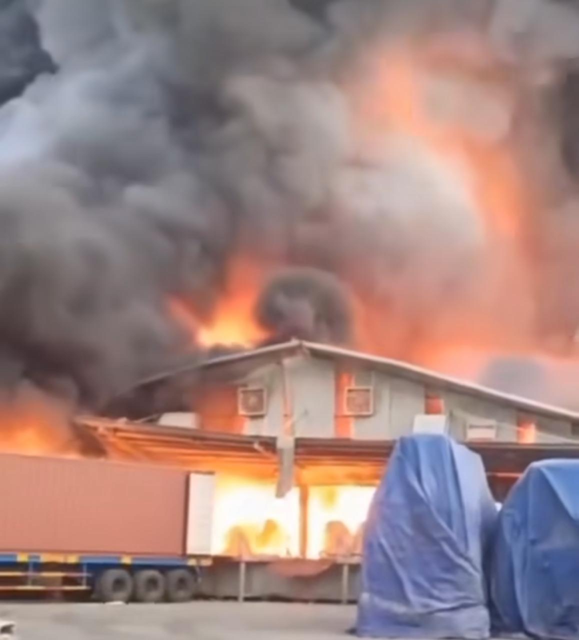 Kebakaran hebat PT Priscolin. Foto: Ist