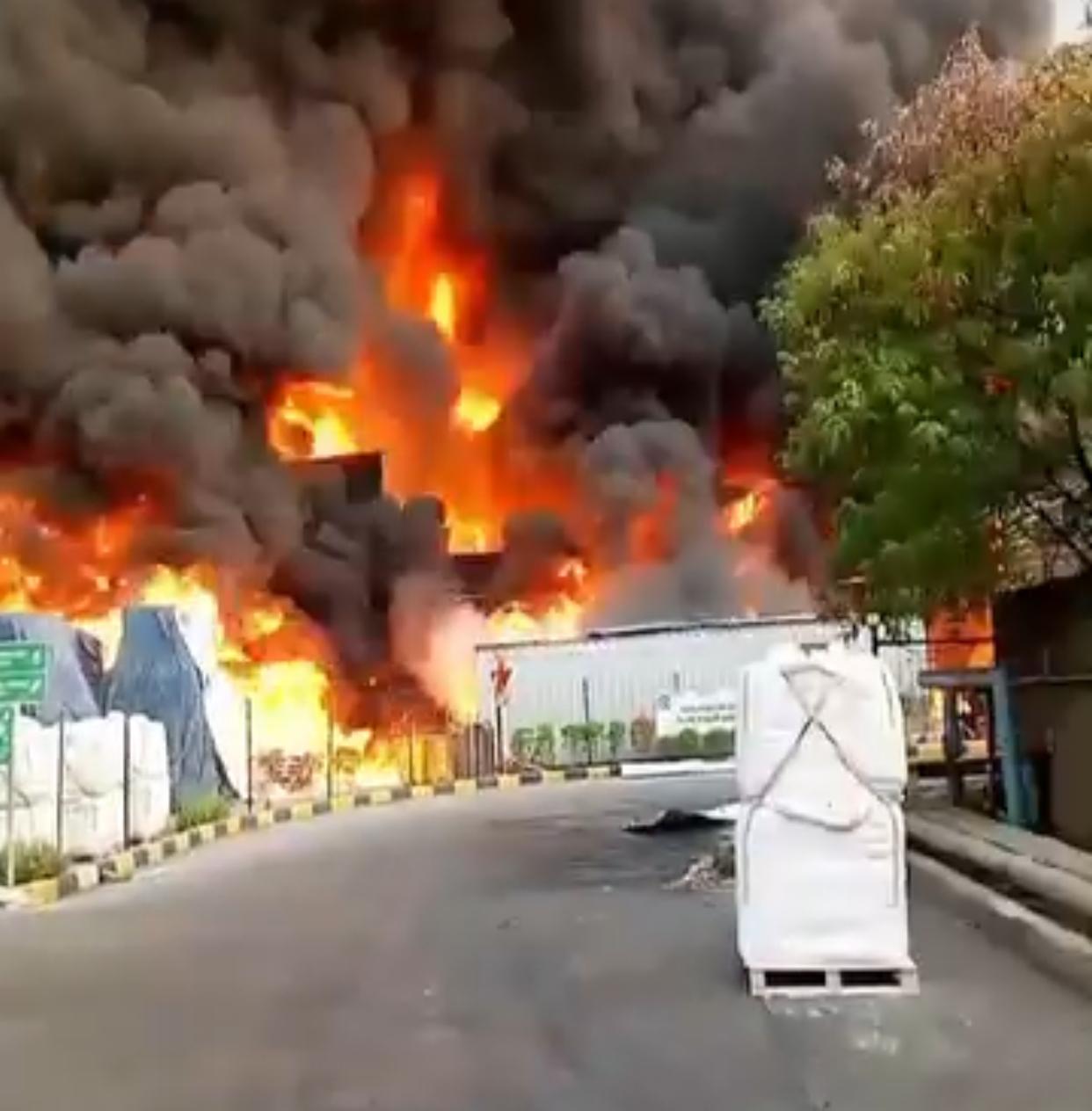 Objek terbakar di salah satu perusahaan Kota Beaksi, Jumat (1/11/2024). Foto: Ist