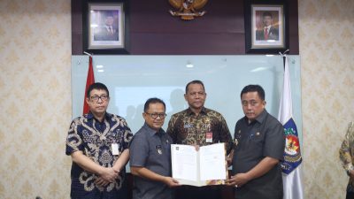 Direktur Jenderal Bina Pemerintahan Desa pada Kemdagri, La Ode Ahmad P. Bolombo menemukan dua kepala daerah di kantornya yakni, Pj Bupati Bekasi Dedy Supriadi dan Pj Wali Kota Bekasi Raden Gani Muhammad penyelesaian Tanah Kas Desa. Foto: Ist