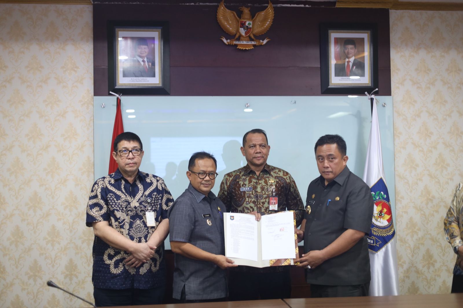 Direktur Jenderal Bina Pemerintahan Desa pada Kemdagri, La Ode Ahmad P. Bolombo menemukan dua kepala daerah di kantornya yakni, Pj Bupati Bekasi Dedy Supriadi dan Pj Wali Kota Bekasi Raden Gani Muhammad penyelesaian Tanah Kas Desa. Foto: Ist