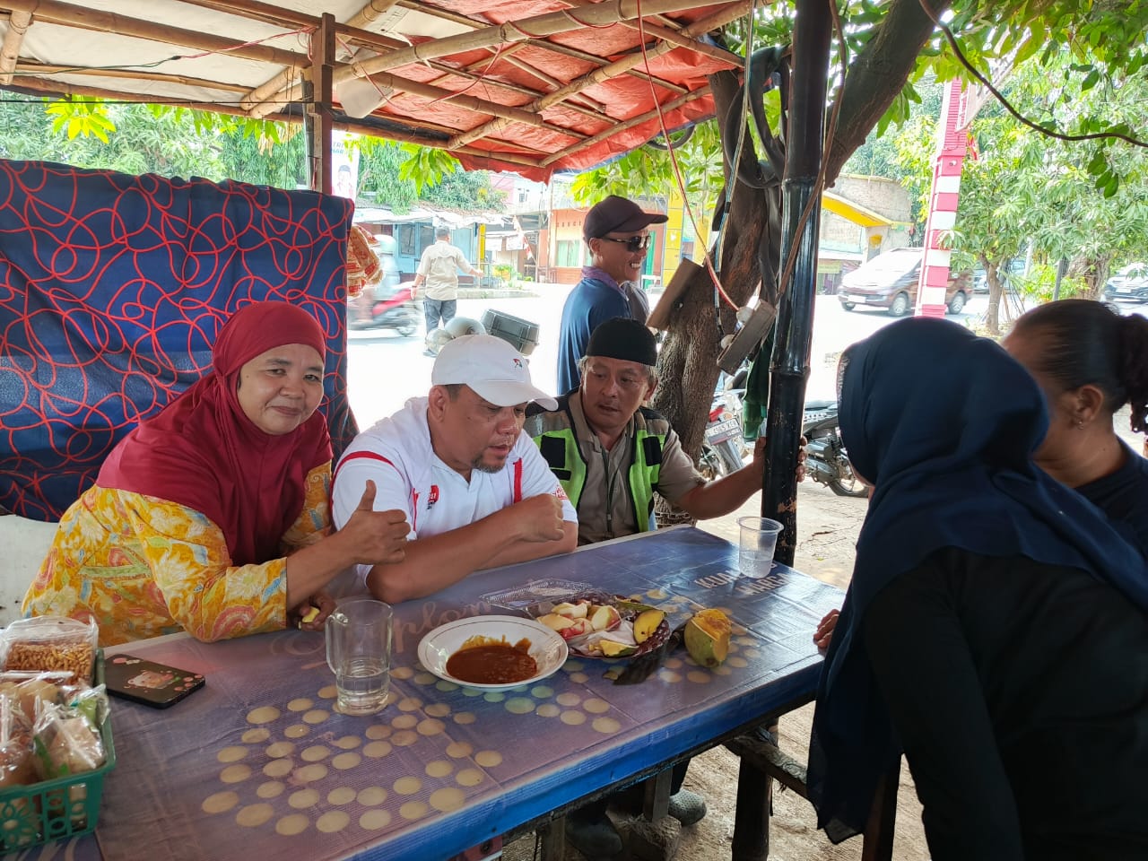 Calon Wali Kota Bekasi Heri Koswara kongkow di Warkop bilangan Kelurahan Margahayu, Kecamatan Bekasi Timur sekaligus mendengar keresahan masyarakat kecil. Foto: Ist