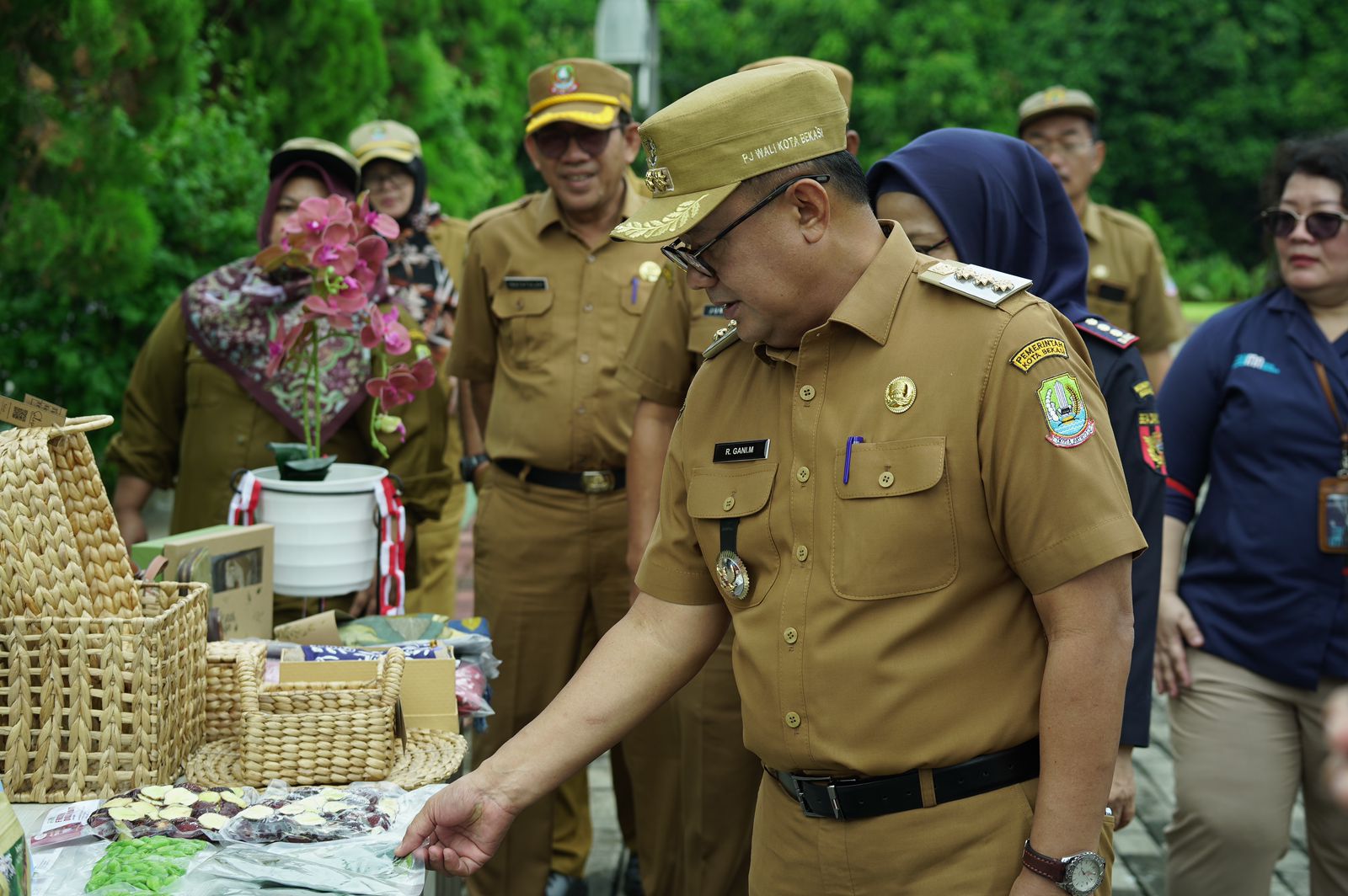 Pj Wali Kota Bekasi Raden Gani Muhamad melihat produk unggulan IKM yang akan diekspor ke Jepang dan New Zealand. Foto: Ist