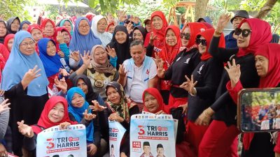 Calon Wali Kota Bekasi Tri Adhianto bersama dengan relawan. Foto: Ist