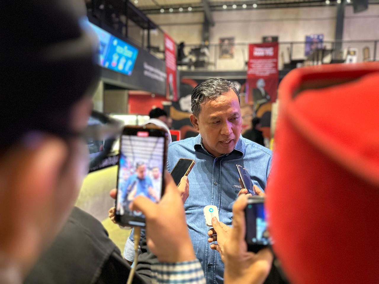 Calon Wali Kota Bekasi Tri Adhianto saat diwawancarai di bilangan Bekasi Selatan. Foto: Ist