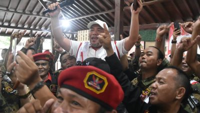 Momen hangat Calon Wali Kota Bekasi Heri Koswara bersama dengan Ormas Grib. Foto: Ist