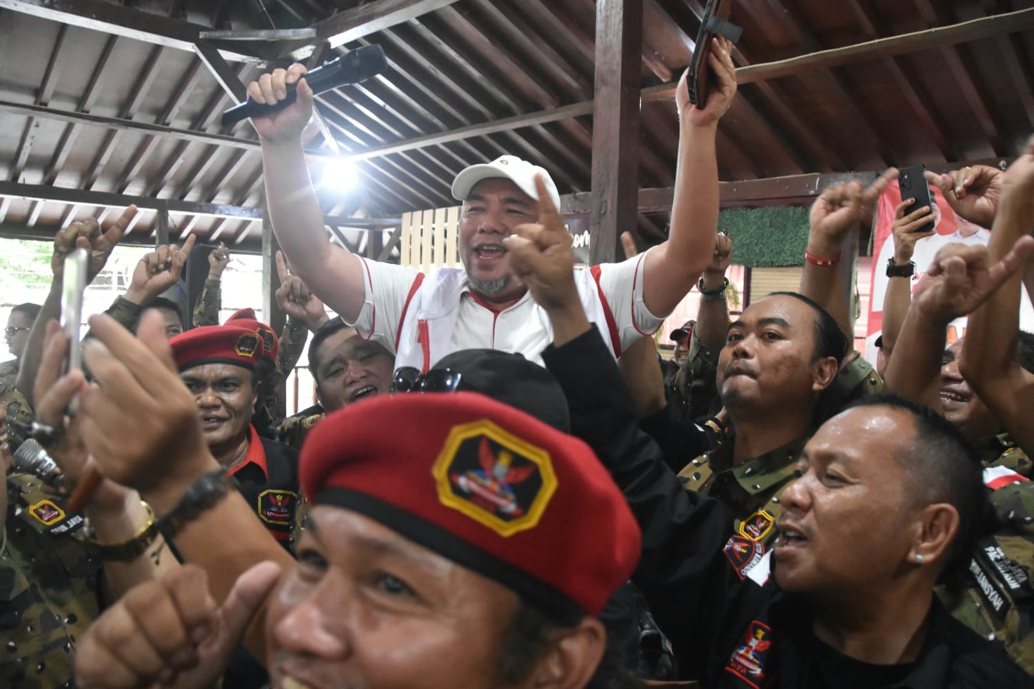 Momen hangat Calon Wali Kota Bekasi Heri Koswara bersama dengan Ormas Grib. Foto: Ist