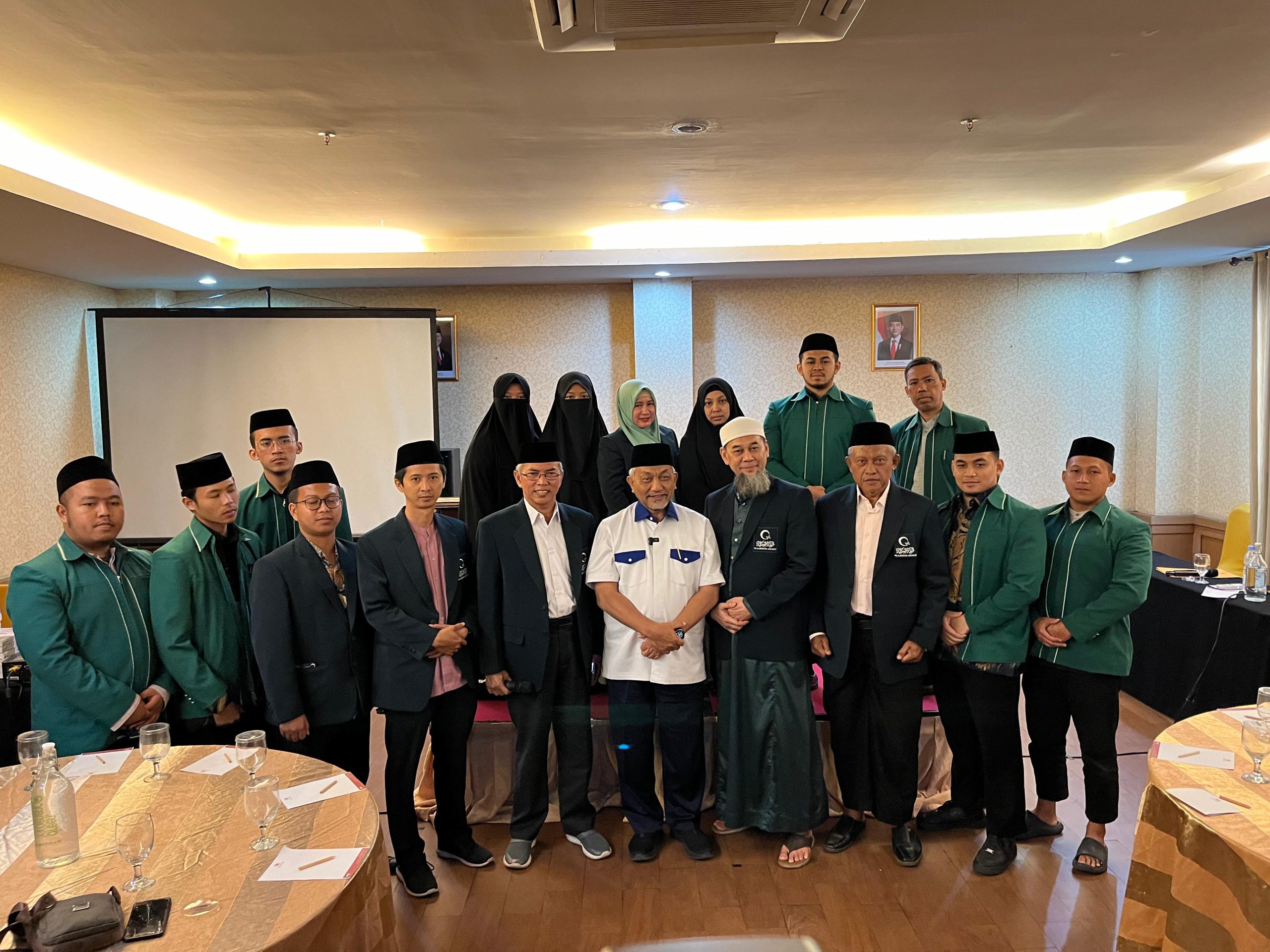 Pengurus Wilayah (PW) Al Washliyah Jawa Barat mendeklarasikan dukungannya kepada pasangan Calon Gubernur dan Wakil Gubernur Jabar nomor urut 3, Ahmad Syaikhu-Ilham Habibie (ASIH) pada Pemilihan Gubernur (Pilgub) 2024. Foto: Ist