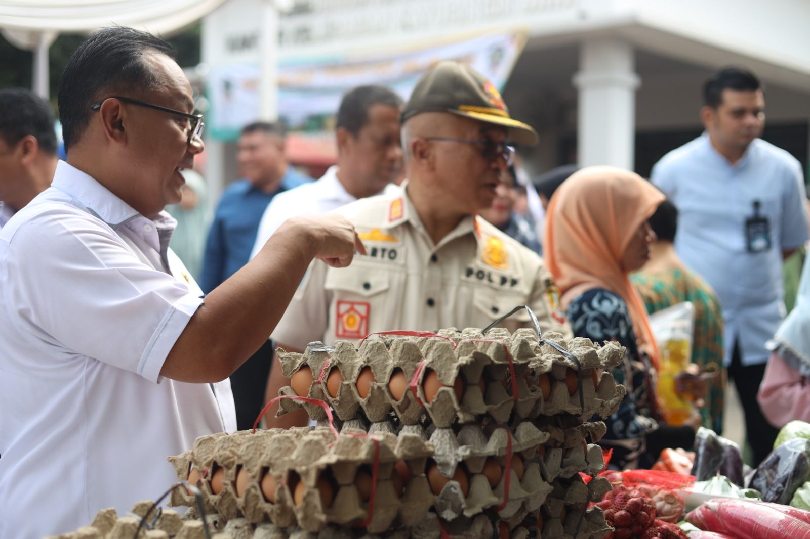 Pj Wali Kota Bekasi Raden Gani Muhamad memastikan hara pangan di wilayahnya stabil. Foto: Ist