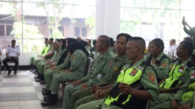 Kota Bekasi - Satlinmas Bekasi Selatan dapat pembekalan pengamanan Pilkada 2024. Foto: Ist