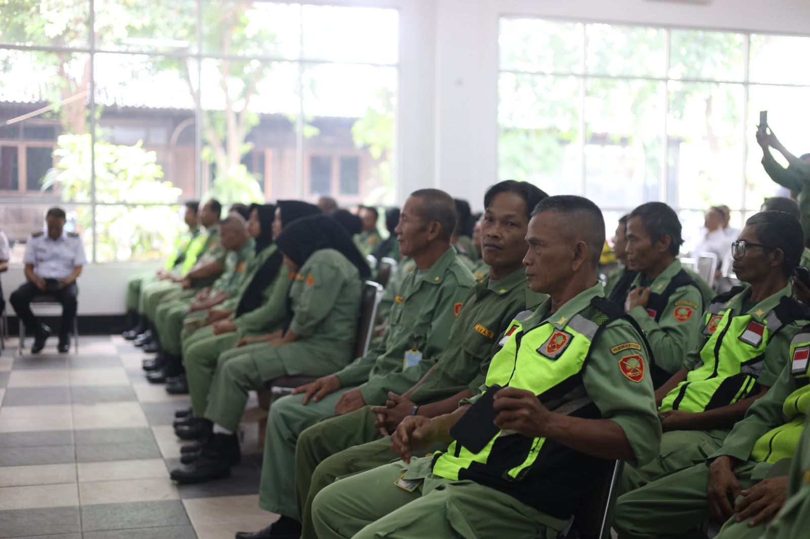 Kota Bekasi - Satlinmas Bekasi Selatan dapat pembekalan pengamanan Pilkada 2024. Foto: Ist