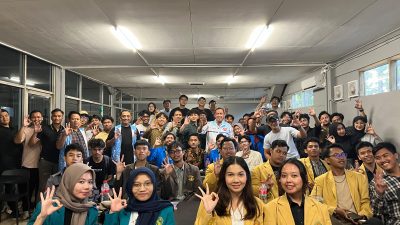 Calon Wali Kota Bekasi Tri Adhianto memberikan penyampaian programnya dalam Pilkada Kota Bekasi 2024 kepada generasi muda. Foto: Ist