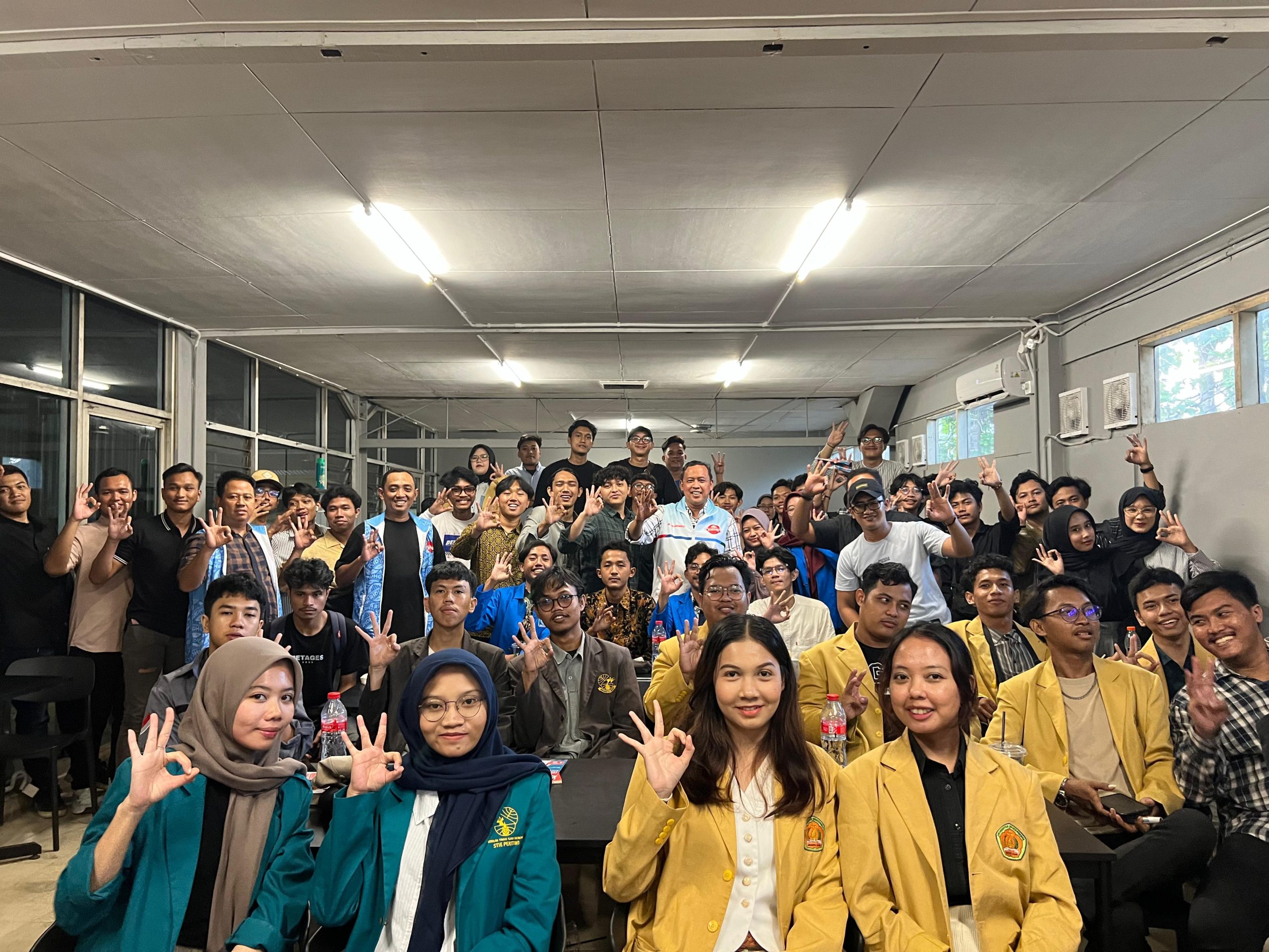 Calon Wali Kota Bekasi Tri Adhianto memberikan penyampaian programnya dalam Pilkada Kota Bekasi 2024 kepada generasi muda. Foto: Ist