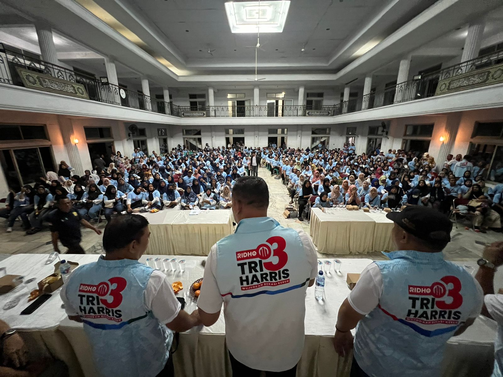 Paslon Tri Adhianto - Harris Bobihoe menyapa pendukungnya. Foto: Ist