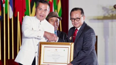 Pj. Gubernur Jawa Barat, Bey Machmudin memberikan pelakat penghargaan kepada Pj Wali Kota Bekasi Raden Gani Muhamad. Foto: Ist