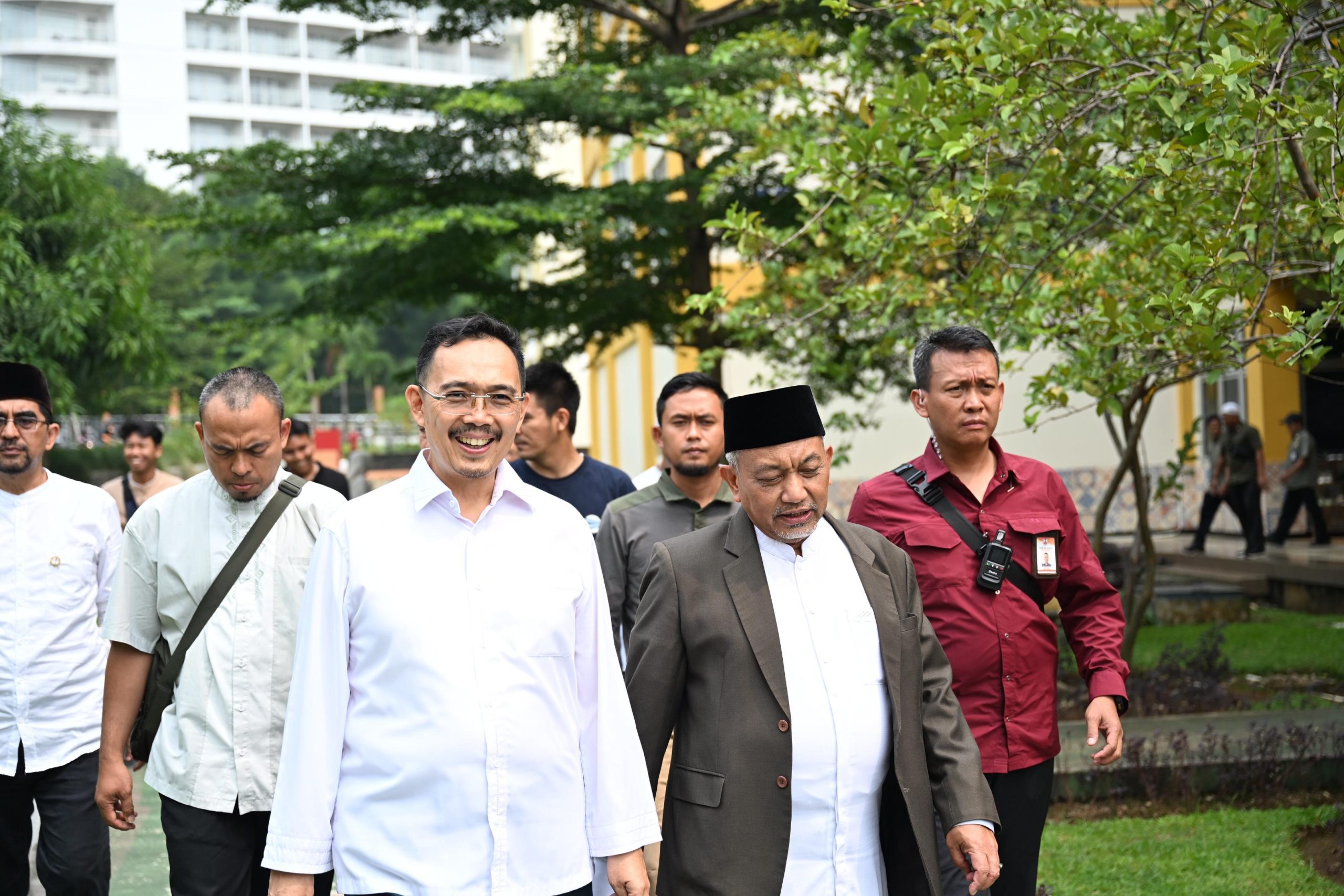 Calon Gubernur Jawa Barat Ahmad Syaikhu mengunjungi Institut Agama Islam Tazkia yang berada di kawasan Sentul City Bogor atua tepatnya di Jalan Ir H Juanda, Kecamatan Babakan Madang, Kabupaten Bogor, Jumat (15/11/2024).
