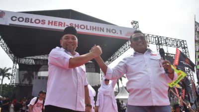 Paslon Heri Koswara - Sholihin saat kampanye akbar di Lapangan Multiguna, Bekasi Timur, Kota Bekasi. Foto: Ist