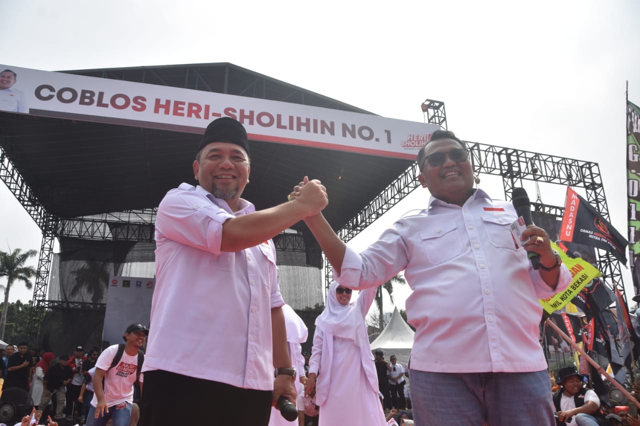 Paslon Heri Koswara - Sholihin saat kampanye akbar di Lapangan Multiguna, Bekasi Timur, Kota Bekasi. Foto: Ist