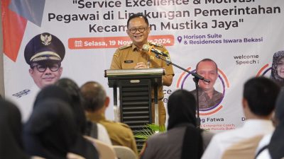 Pj. Wali Kota Bekasi, Gani Muhamad, membuka secara resmi Bimbingan Teknis (Bimtek) Service Excellent dan Motivasi Pegawai yang digelar di Aula Hotel Horison Suite & Residence Iswara pada Selasa (19/11/2024).