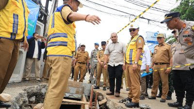Pj Wali Kota Bekasi Raden Gani Muhamad saat meninjau lokasi perbaikan jalan dan drainase. Foto: Ist