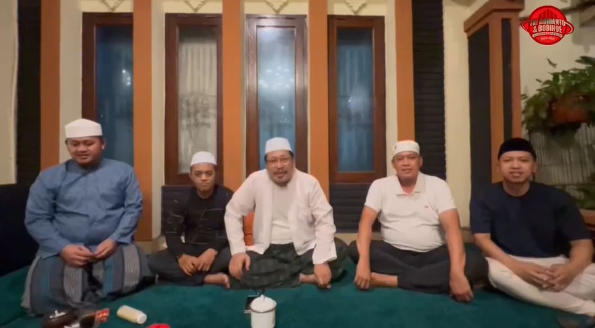 KH Abdul Hadi bersama dengan Calon Wali Kota Bekasi Tri Adhianto. Foto: Ist