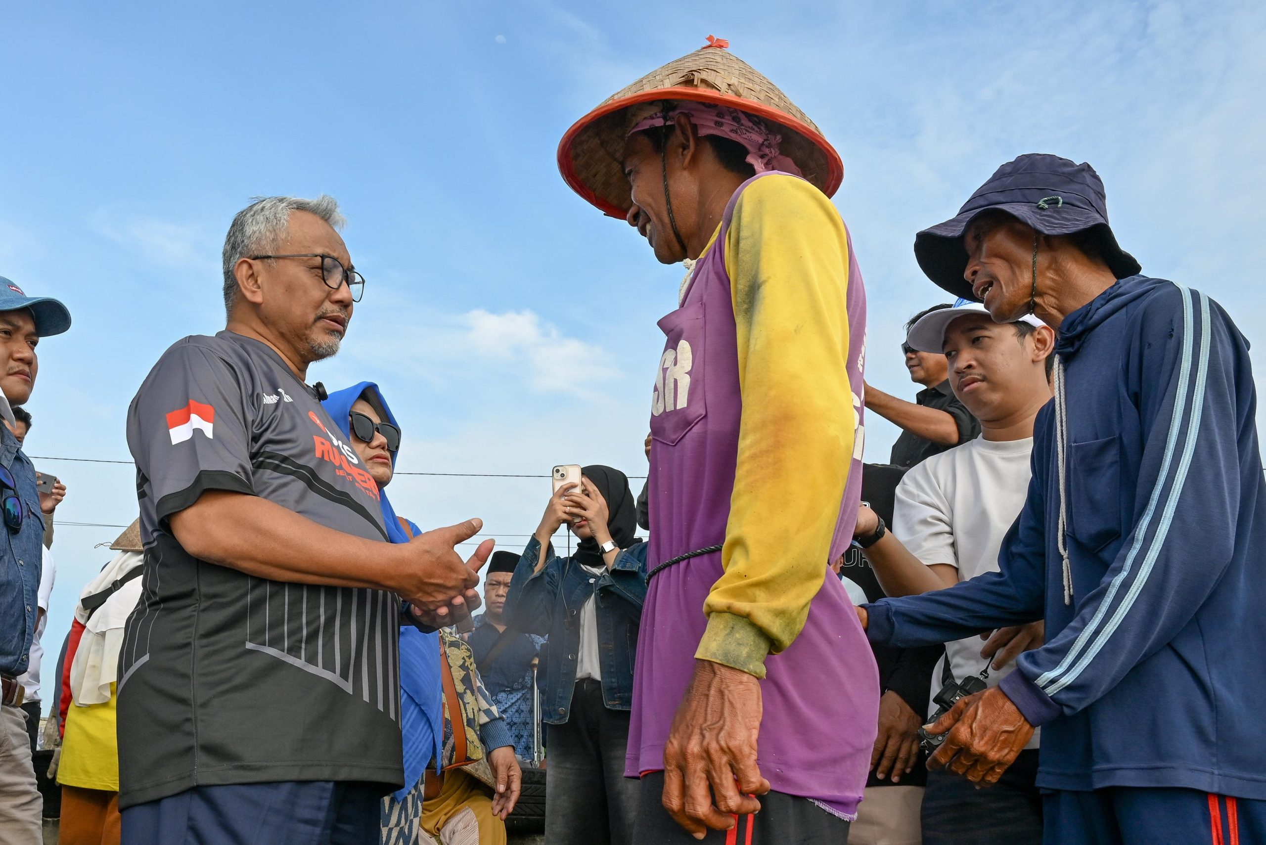 Calon Gubernur Jawa Barat Ahmad Syaikhu menemui kelompok Nelayan di Pantai Pangandaran. Foto: Ist