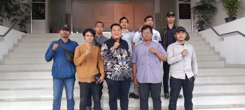 Sekelompok orang mengatasnamakan Front Pemuda Bekasi datangi Kantor Kejari Kota Bekasi.