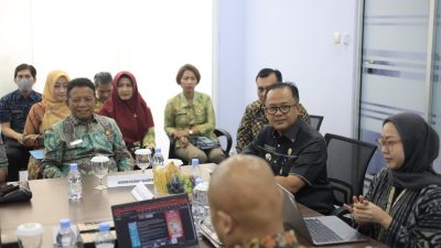 Pj. Wali Kota Bekasi, R. Gani Muhamad, Deputi Bidang SPBE Nasional, Kepala Perangkat Daerah, Sekretaris Daerah (Sekda) Kota Bekasi, serta Asesor Eksternal dari Kementerian Pendayagunaan Aparatur Negara dan Reformasi Birokrasi (Kemenpan RB).