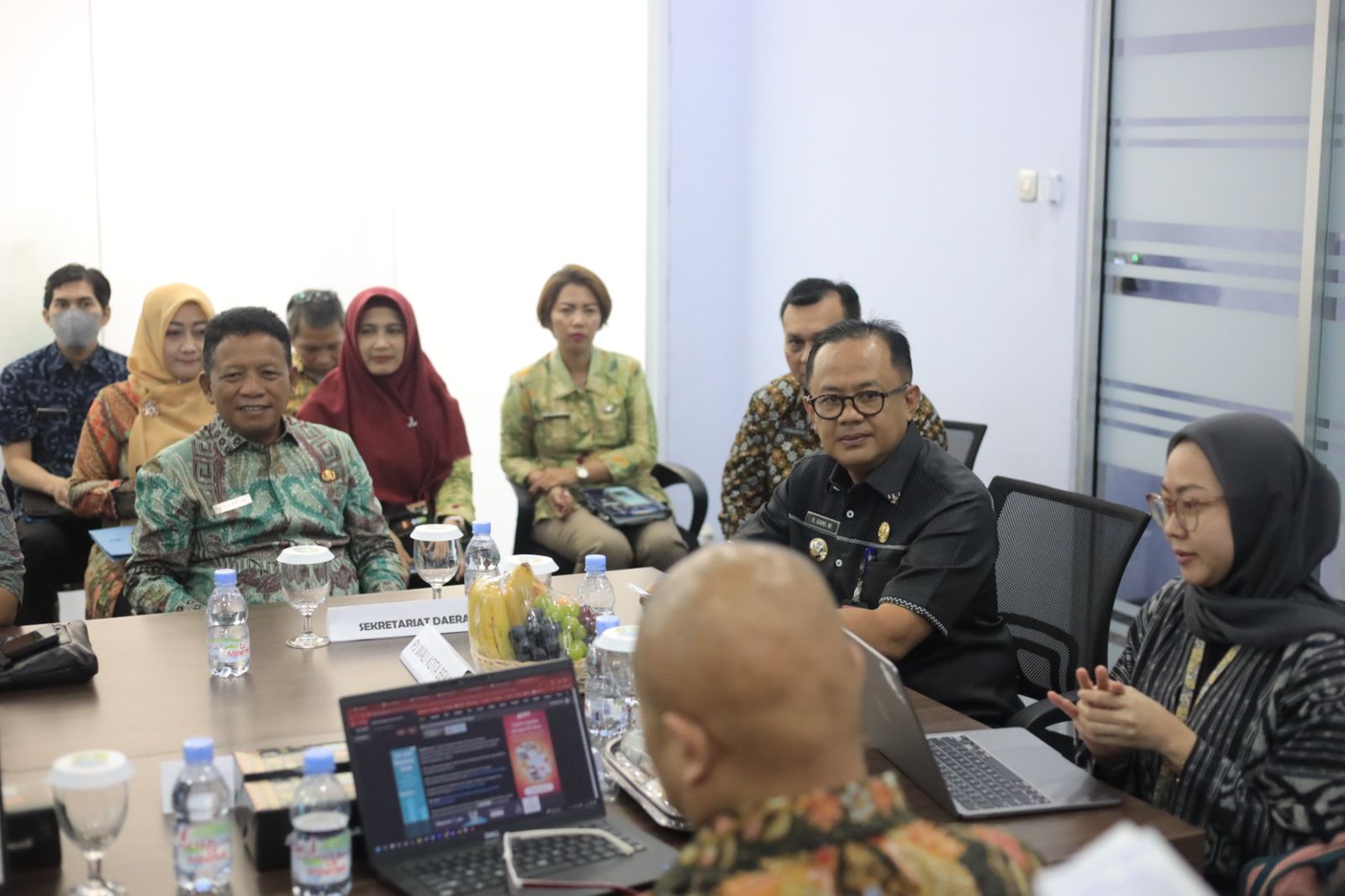 Pj. Wali Kota Bekasi, R. Gani Muhamad, Deputi Bidang SPBE Nasional, Kepala Perangkat Daerah, Sekretaris Daerah (Sekda) Kota Bekasi, serta Asesor Eksternal dari Kementerian Pendayagunaan Aparatur Negara dan Reformasi Birokrasi (Kemenpan RB).